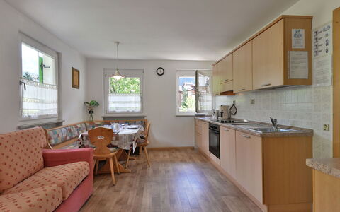Campitello 647: Zimmer, Eigentum, Möbel, Gebäude, Interior Design, Fussboden, Holzboden, Haus, Decke, Gelb