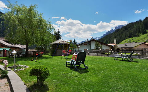 Campitello 647: Eigentum, Berg, Gebirge, Gras, Wildnis, Himmel, Freizeit, Baum, Rasen, Bergstation