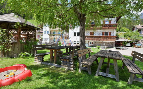 Campitello 647: Gras, Garten, Hinterhof, Tabelle, Öffentlicher Raum, Baum, Garten, Rasen, Freizeit, Haus