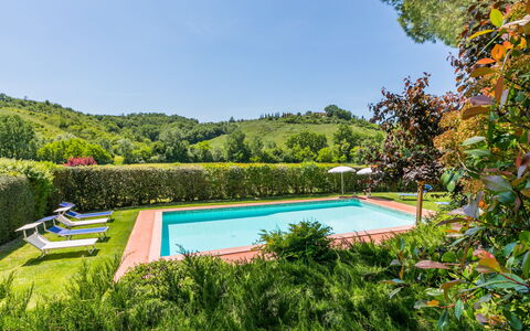 Castelfiorentino 649: Wasser, Himmel, Pflanze, Schwimmbad, Natürliche Landschaft, Gartenmöbel, Schatten, Rechteck, Baum, Eco Hotel
