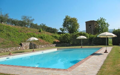 Castellina In Chianti 651: Wasser, Pflanze, Eigentum, Schwimmbad, Himmel, Azurblau, Baum, Schatten, Rechteck, Gras