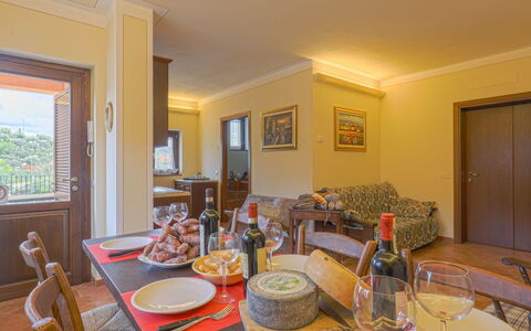 Gaiole in Chianti 649: Tabelle, Möbel, Geschirr, Eigentum, Stuhl, Flasche, Holz, Gebäude, Interior Design, Wohnzimmer