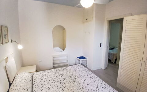 I Pini: Schlafzimmer, Bett, Interior Design, Fussboden, Flooring, Bettdecke, Möbel, Bedding, Decke, Zimmer