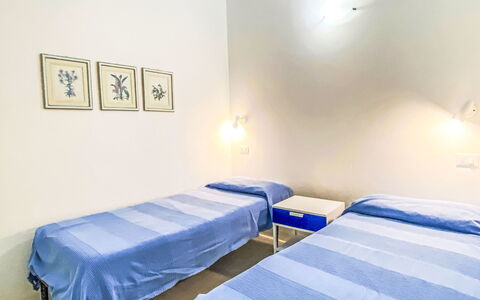 I Pini: Fussboden, Flooring, Decke, Interior Design, Möbel, Bett, Schlafzimmer, Wohnung, Zimmer, Bettdecke