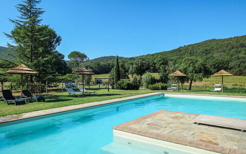 Roccastrada 622: Schwimmbad, Eigentum, Wasser, Grundeigentum, Aqua, Azurblau, Türkis, Resort, Verbundwerkstoff, Rechteck
