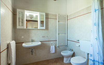 Terrazza 602.3: Spiegel, Armatur, Sinken, Zapfhahn, Eigentum, Gebäude, Bad Sink, Blau, Lila, Badezimmer