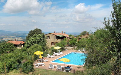 Lago Trasimeno 611: Himmel, Wolke, Wasser, Pflanze, Eigentum, Gebäude, Schwimmbad, Azurblau, Baum, Gartenmöbel