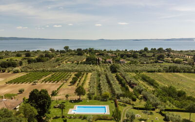 Lago di Bolsena 618: Landschaft, Grundstueck, Schwimmbad, Estate, Vogelperspektive, Plantage, Resort, Landscaping, Luftaufnahmen, Hazienda