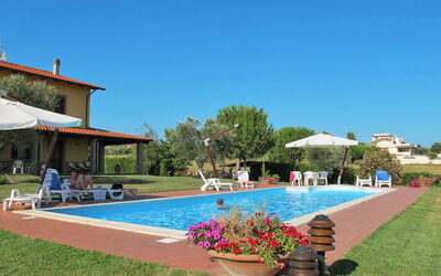 Lago Di Bolsena 620: Schwimmbad, Eigentum, Resort, Freizeit, Grundeigentum, Urlaub, Gebäude, Haus, Villa, Freizeitzentrum