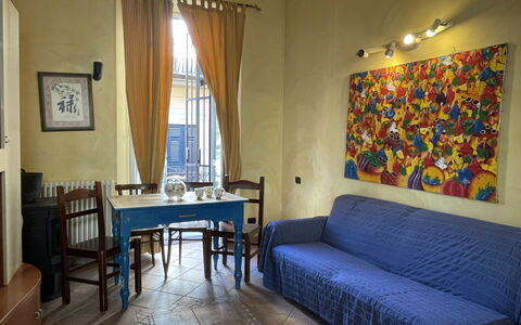 Porta Reale (Flg211): Tabelle, Möbel, Eigentum, Countertop, Geschirr, Cabinetry, Essen, Pflanze, Fenster, Stuhl