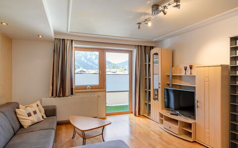 Mittersill 606: Interior Design, Möbel, Flooring, Fussboden, Zimmer, Decke, Wohnung, Cabinetry, Wohnzimmer, Couch