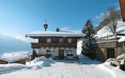Bramberg am Wildkogel 697: Himmel, Schnee, Wolke, Gebäude, Eigentum, Fenster, Steigung, Baum, Haus, Hütte