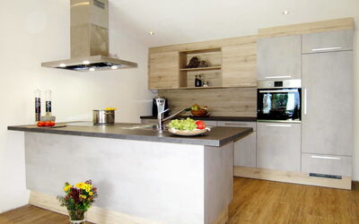 Apart Luxner (Kab121) 652.2: Countertop, Zimmer, Küche, Möbel, Cabinetry, Eigentum, Interior Design, Fussboden, Gelb, Herd