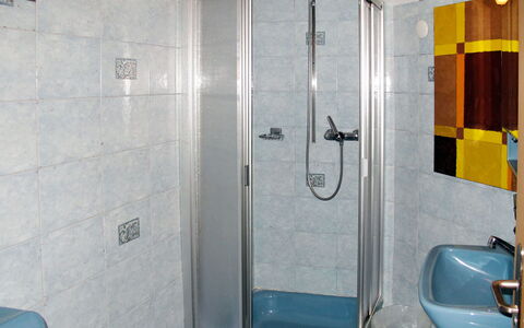 Saas-Grund 708: Badezimmer, Dusche, Zimmer, Eigentum, Armatur, Duschpaneel, Wand, Brausenstange, Tür, Die Architektur