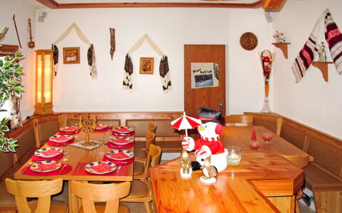 Saas-Balen 636: Zimmer, Esszimmer, Interior Design, Tabelle, Gebäude, Möbel, Haus, Restaurant, Holz, Flooring