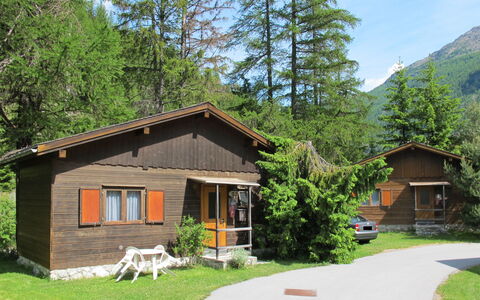 Saas-Balen 636: Pflanze, Gebäude, Himmel, Fenster, Baum, Haus, Berg, Grundstueck, Natürliche Landschaft, Lärche