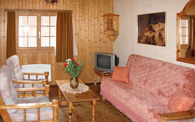 Edelweiss 636.2: Zimmer, Wohnzimmer, Möbel, Eigentum, Interior Design, Gebäude, Tabelle, Haus, Wand, Fussboden