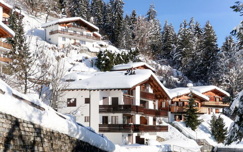 Bergsicht: Schnee, Winter, Bergdorf, Eigentum, Dach, Baum, Bergstation, Zuhause, Gebirge, Berg