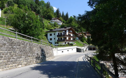 Bergsicht: Eigentum, \Stadt, Die Architektur, Baum, Wand, Gebäude, Haus, Strasse, Berg, Grundeigentum