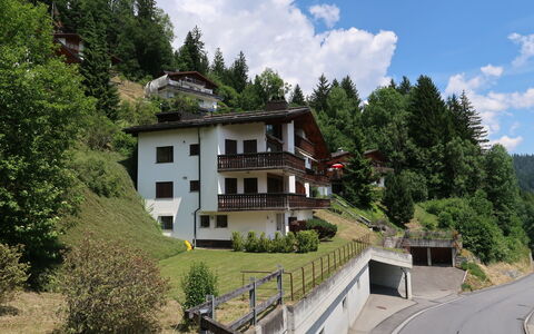 Bergsicht: Wolke, Himmel, Pflanze, Eigentum, Gebäude, Fenster, Baum, Haus, Wohngebiet, Grundeigentum