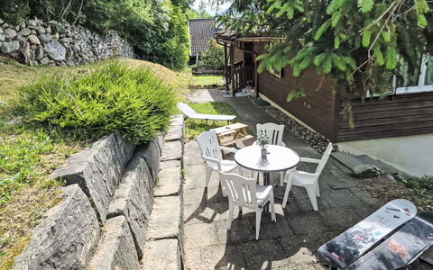 Crap Grisch: Garten, Hütte, Flagstone, Hinterhof, Garten, Landscaping, Walkway, Schatten, Cobblestone, Gartenmöbel