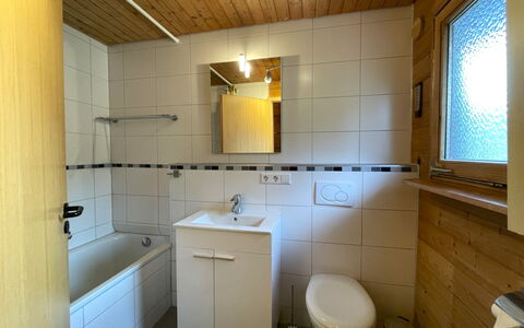 Alpenblick: Flooring, Armatur, Bad Sink, Wand, Sinken, Holz, Fussboden, Interior Design, Badezimmer, Zapfhahn