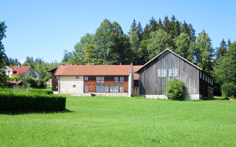 Mader: Pflanze, Himmel, Gebäude, Eigentum, Baum, Natürliche Landschaft, Fenster, Grundstueck, Haus, Gras