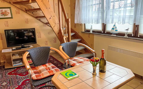 Pier 15 a: Möbel, Tabelle, Eigentum, Fenster, Flasche, Gebäude, Holz, Interior Design, Stuhl, Flooring