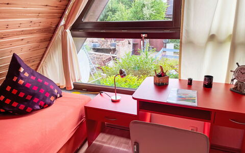 Pier 15 a: Pflanze, Möbel, Fenster, Gebäude, Textil, Interior Design, Zimmerpflanze, Holz, Rot, Countertop