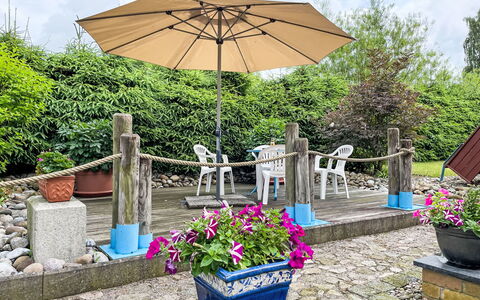 Pier 15 a: Pflanze, Blume, Gebäude, Eigentum, Blumentopf, Zimmerpflanze, Regenschirm, Botanik, Schatten, Gartenmöbel