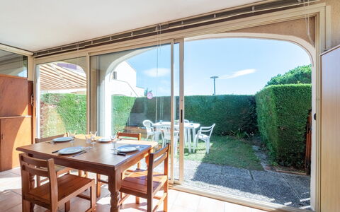 Vaux sur Mer 110: Pflanze, Möbel, Eigentum, Tabelle, Himmel, Azurblau, Interior Design, Schatten, Stuhl, Holz