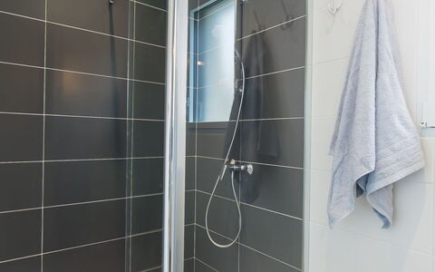 Terre et Mer: Armatur, Badezimmer, Zapfhahn, Gebäude, Dusche, Interior Design, Fussboden, Flooring, Duschkopf