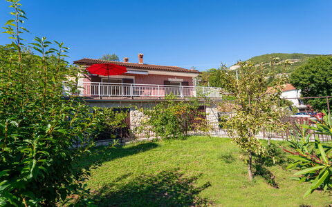 Katarina: Haus, Strauch, Wohngebiet, Zuhause, Ländliches Gebiet, Hütte, Garten, Estate, Bauernhaus, Garten