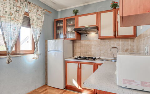 Crikvenica 724: Major Appliance, Küche, Küchengerät, Holz, Interior Design, Möbel, Haushaltsgerät, Cabinetry, Flooring, Fussboden