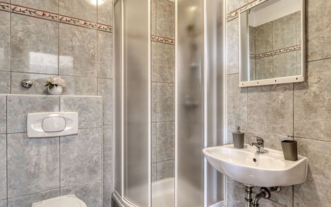 Crikvenica 724: Flooring, Fussboden, Interior Design, Armatur, Zimmer, Badezimmer, Decke, Sinken, Dusche, Installation