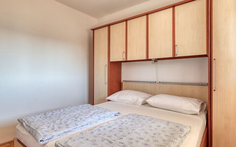 Crikvenica 724: Holz, Interior Design, Schlafzimmer, Bett, Möbel, Fussboden, Zimmer, Flooring, Wohnung, Bettdecke