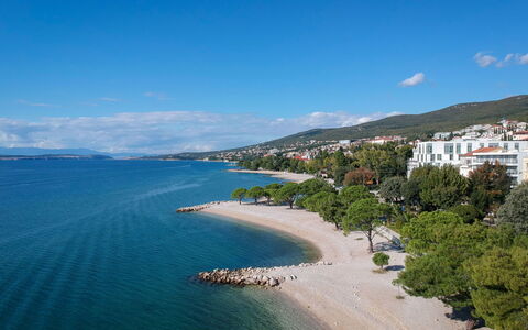 Crikvenica 724: Wasser, Himmel, Wasservorräte, Wolke, Azurblau, Baum, Küsten Und Ozeanische Forms, Strand, Berg, See