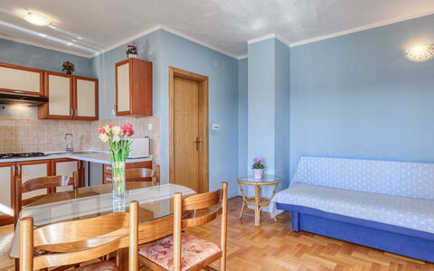 Crikvenica 724: Interior Design, Möbel, Flooring, Fussboden, Zimmer, Decke, Tabelle, Wohnung, Wohnzimmer, Couch