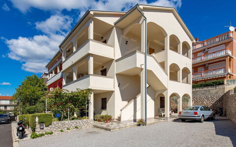 Crikvenica 724: Himmel, Wolke, Gebäude, Eigentum, Fenster, Rad, Auto, Pflanze, Eigentumswohnung, Haus