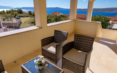 Crikvenica 724: Himmel, Pflanze, Eigentum, Gebäude, Möbel, Blau, Tabelle, Interior Design, Stuhl, Schatten