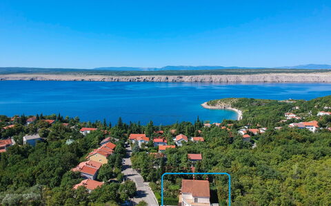 Crikvenica Jadranovo 612: Wasser, Himmel, Eigentum, Pflanze, Azurblau, Natur, Natürliche Landschaft, Gebäude, Baum, See