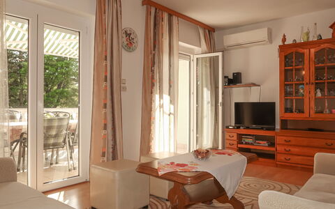 Crikvenica Jadranovo 612: Braun, Eigentum, Möbel, Tabelle, Holz, Interior Design, Beleuchtung, Wohnzimmer, Komfort, Cabinetry
