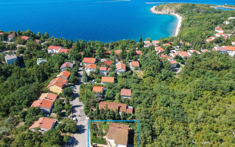 Crikvenica Jadranovo 612: Wasser, Eigentum, Gebäude, Pflanze, Azurblau, Blau, Natürliche Landschaft, Baum, Vegetation, Urban Design
