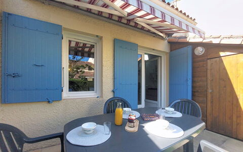Hameau des Flots: Möbel, Gartenmöbel, Tür, Schatten, Stuhl, Tisch Im Freien, Markise, Zimmerpflanze, Balkon, Outdoor Struktur