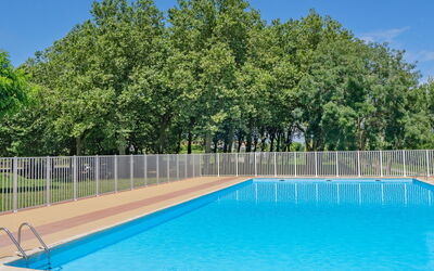 Vaux sur Mer 550: Wasser, Himmel, Pflanze, Schwimmbad, Natur, Azurblau, Baum, Schatten, Gartenmöbel, Gras