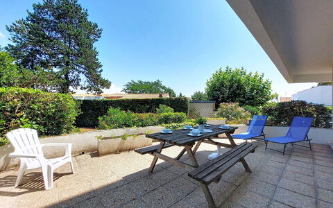 Vaux sur Mer 700: Strauch, Garten, Schatten, Gartenmöbel, Landscaping, Rasen, Garten, Walkway, Hinterhof