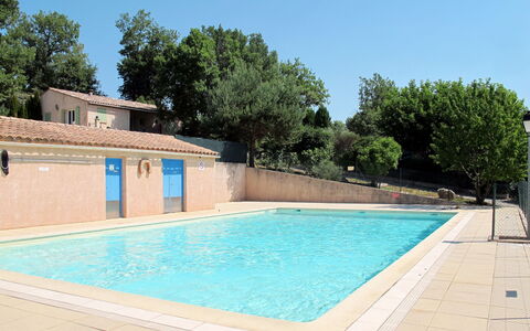 Villa Audrey: Wasser, Himmel, Eigentum, Schwimmbad, Gebäude, Azurblau, Rechteck, Schatten, Baum, Holz
