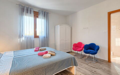 Villa Mihael: Schlafzimmer, Möbel, Zimmer, Eigentum, Bett, Interior Design, Bettdecke, Fussboden, Bettrahmen, Haus