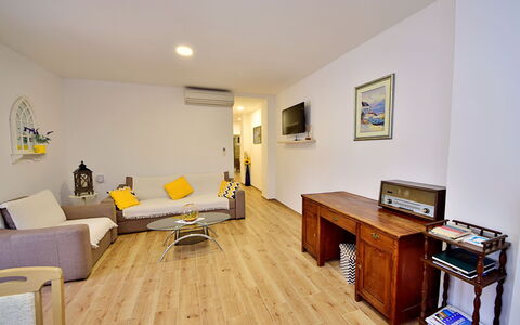Baba Nevenka: Möbel, Tabelle, Gebäude, Komfort, Holz, Wohnzimmer, Flooring, Bilderrahmen, Fussboden, Couch