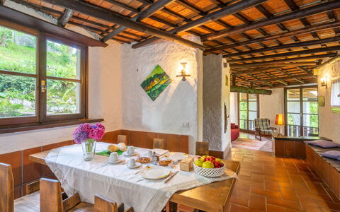 Leggiuno 605: Zimmer, Eigentum, Gebäude, Decke, Interior Design, Esszimmer, Tabelle, Haus, Möbel, Restaurant